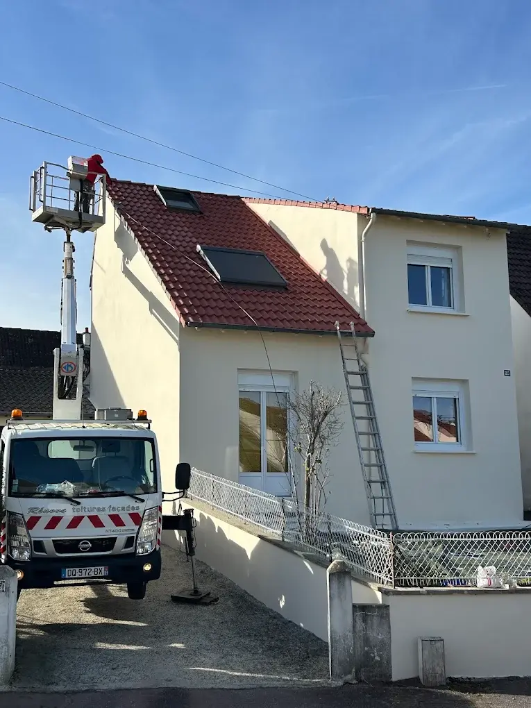 Après - maison avec toiture rouge après nettoyage et peinture résine