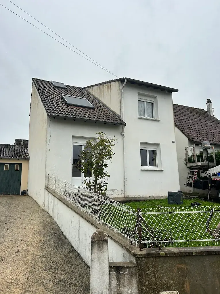 Avant - maison avec toiture ternie avant nettoyage et peinture résine