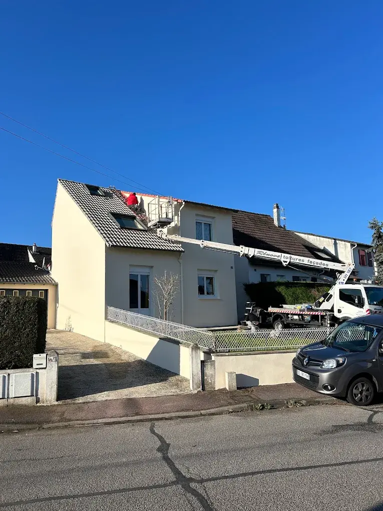 Intervention sur la toiture avec nacelle pendant les travaux