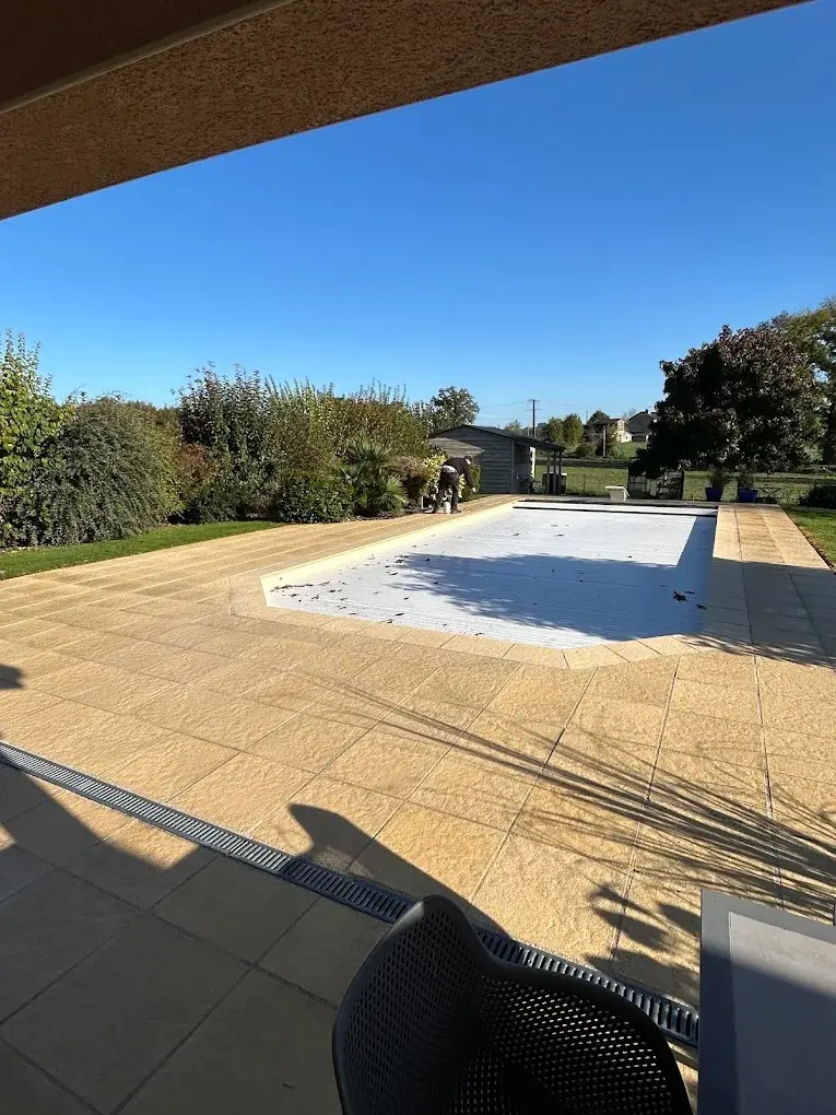 Après - terrasse et abords de piscine nettoyés