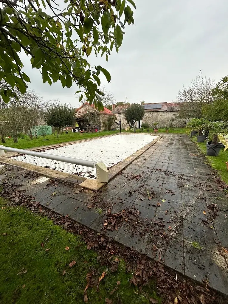 Avant - terrasse et abords de piscine encrassés